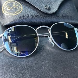 Ray-band Round all silver sunglasses, matte silver frame, flash silver lenses.